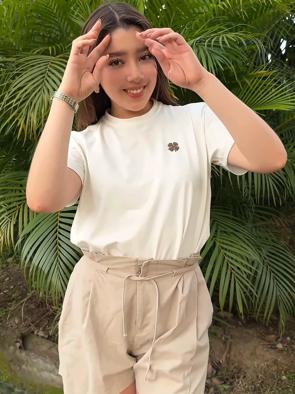 Camiseta Trebol DCL blanco hueso combinada con pantalon beige