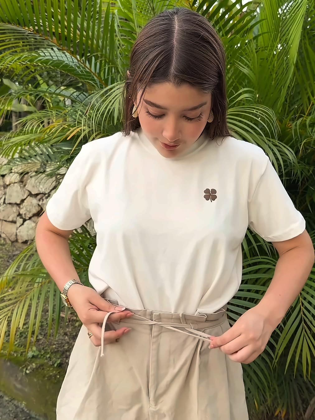 Detalle del trebol DCL sobre la camiseta blanco hueso