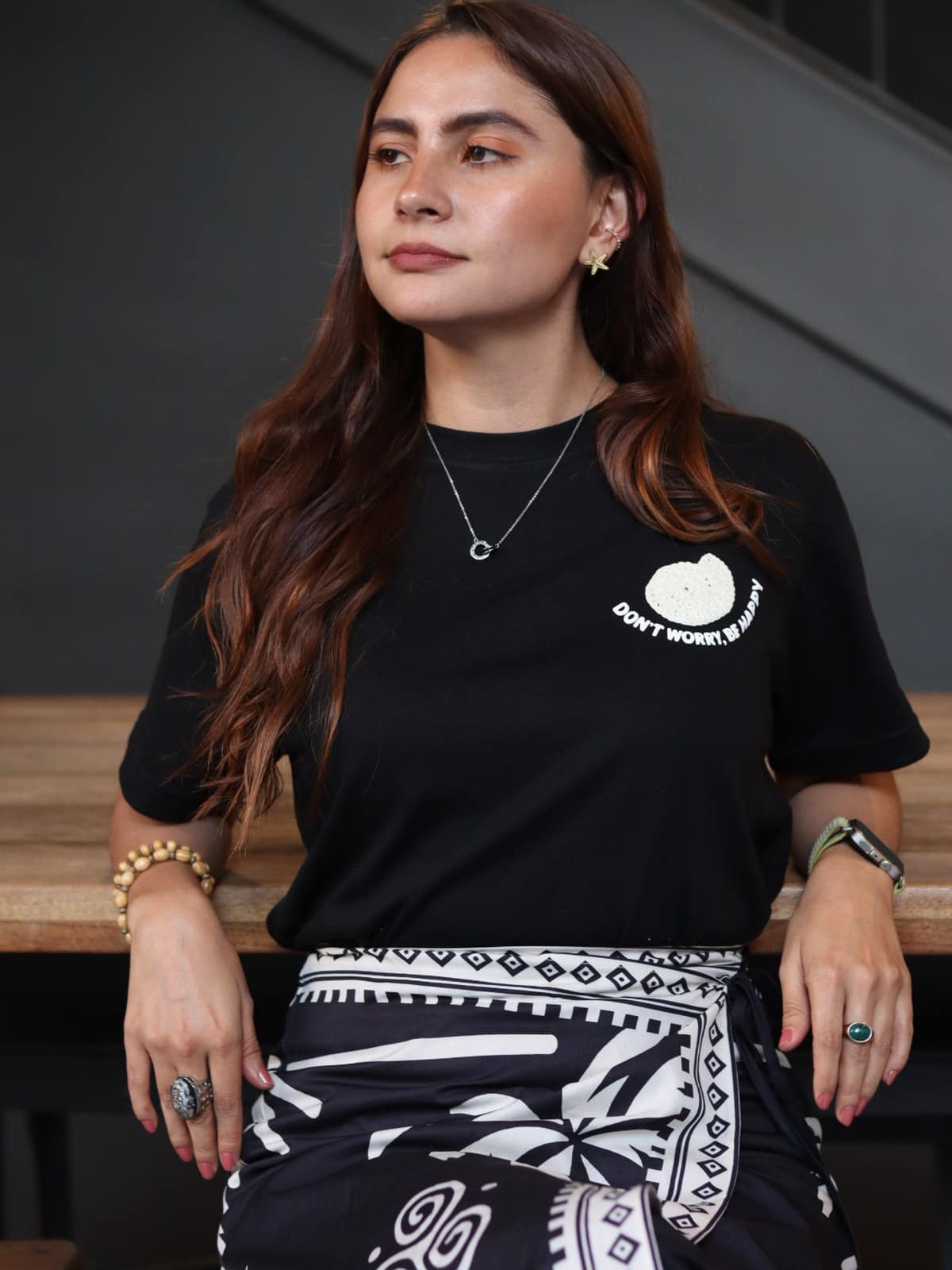 Camiseta negra Don't worry, be happy con caracol tejido a mano