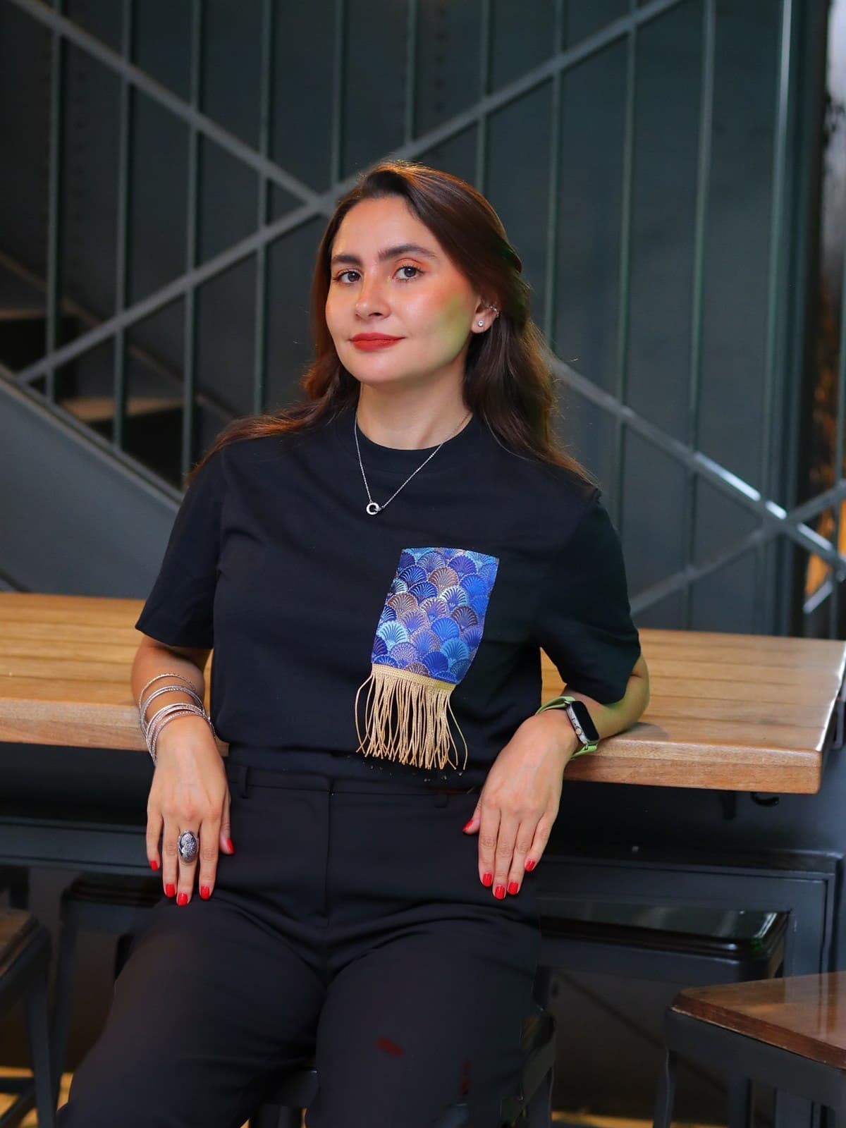 Look completo con la camiseta Conchas Doradas de brocado azul rey