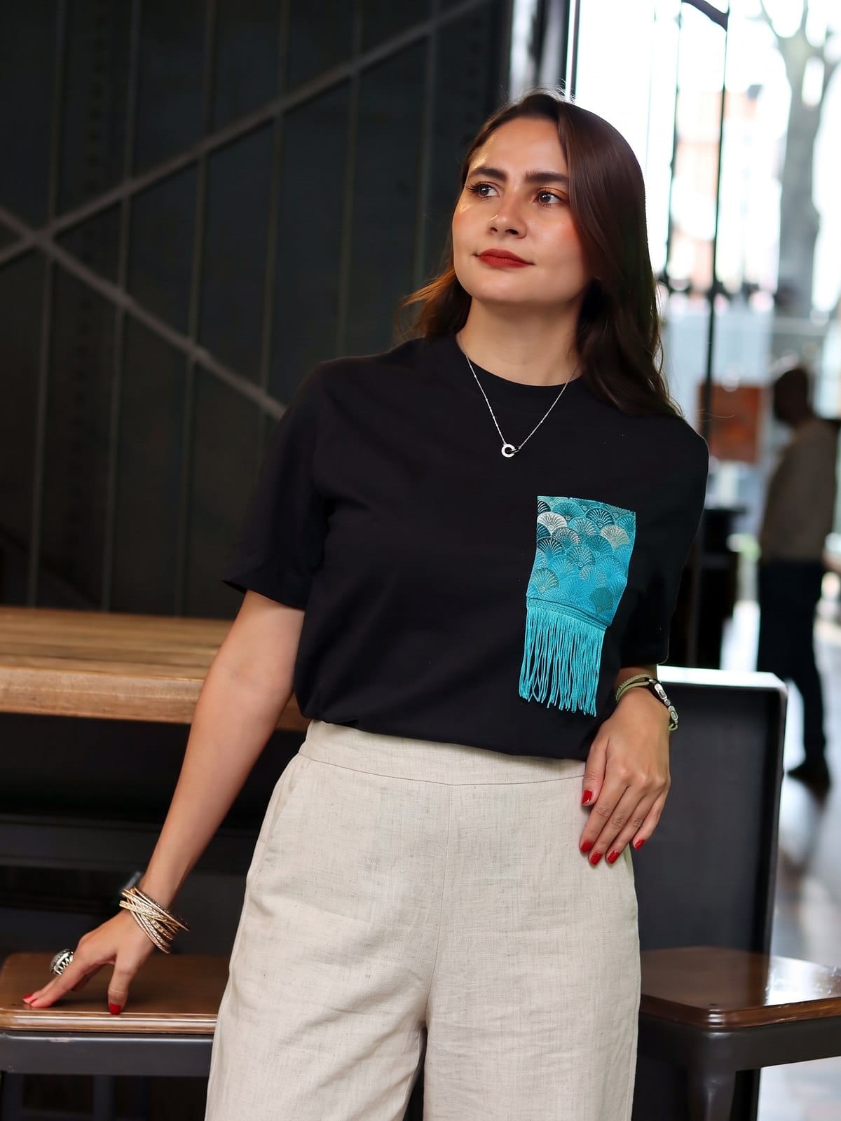 Camiseta Conchas Doradas negra combinada con pantalon ancho de lino crudo