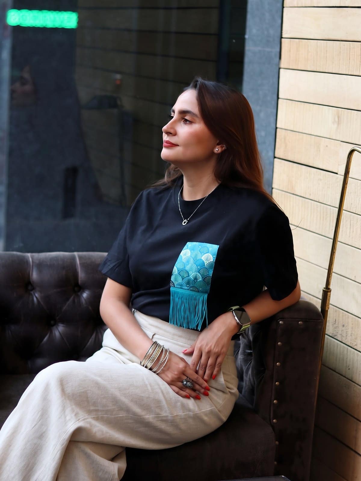Look completo con la camiseta Conchas Doradas turquesa de algodon 230 gramos