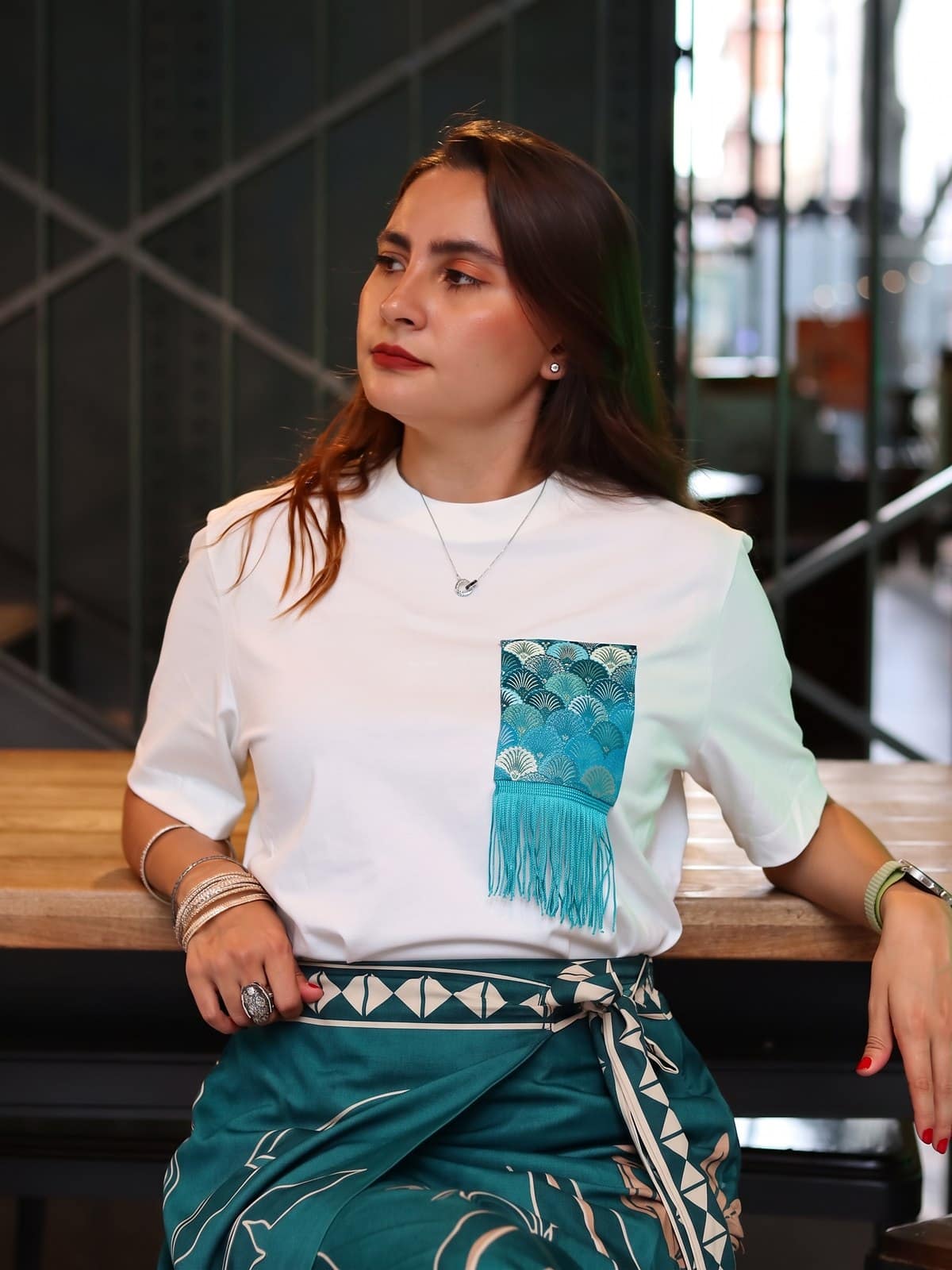 Camiseta Conchas Doradas blanco hueso combinada con falda verde mar