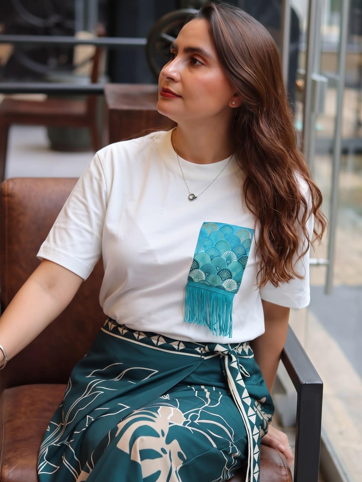 Look completo con la camiseta Conchas Doradas turquesa sobre blanco hueso