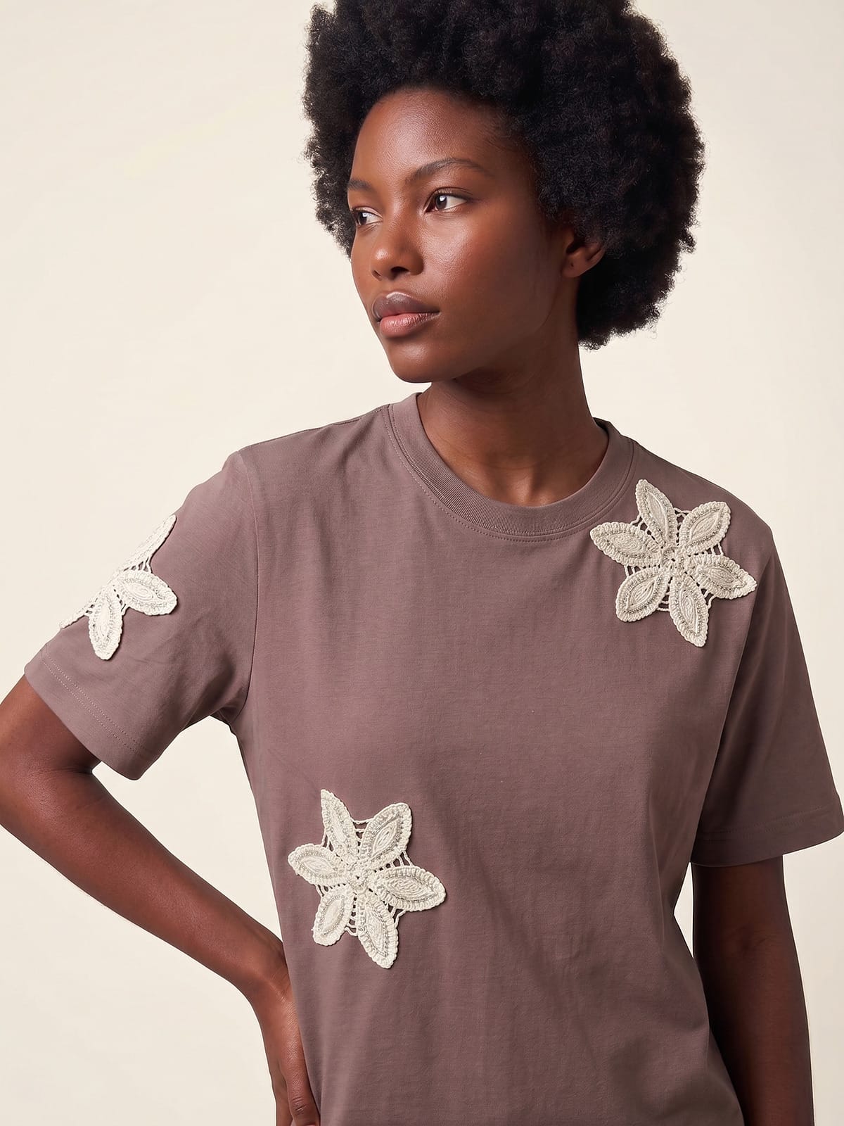Camiseta Flor de mar café, flores tejidas en pecho y manga