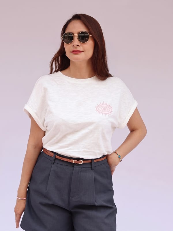 Camiseta blanca ojo bordado rosa