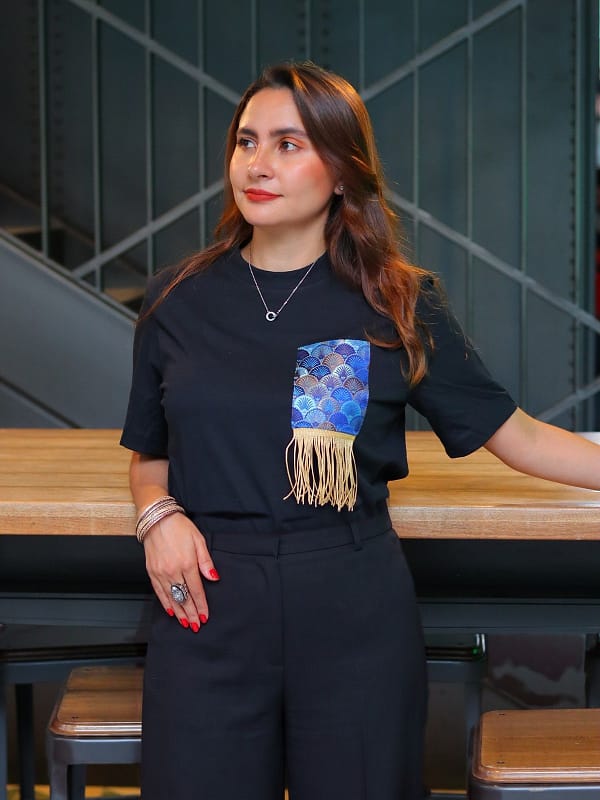 Camiseta negra con bolsillo de brocado de conchas azul rey y flecos dorados