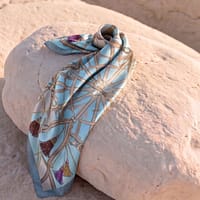 Pañoleta celeste con borlas DCL, foto 3