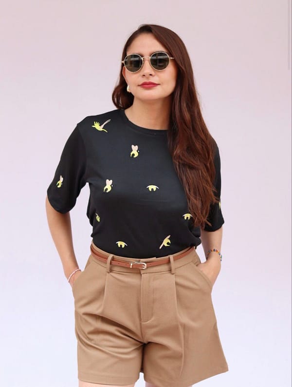 Camiseta de abejitas negra