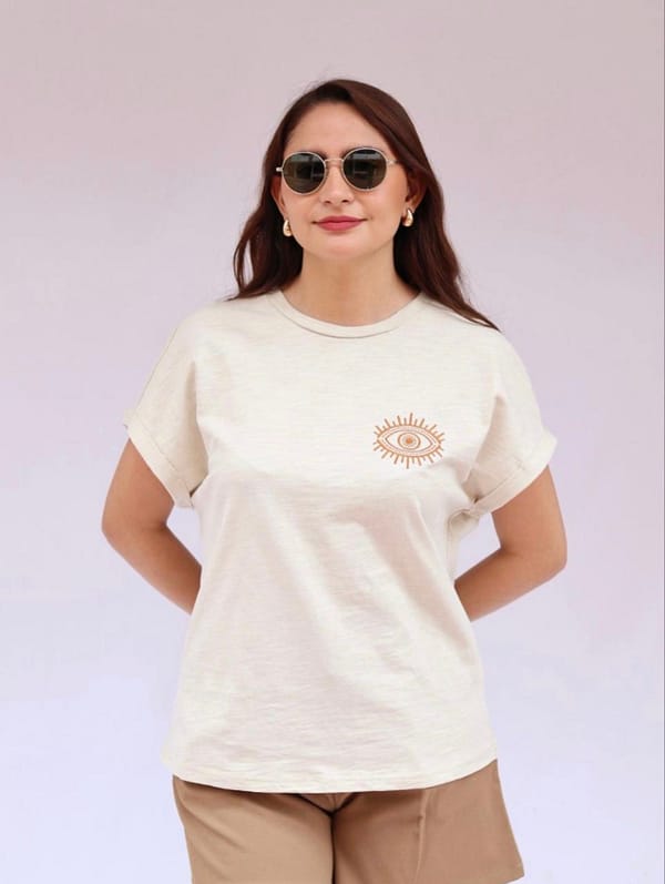 Camiseta beige ojo bordado