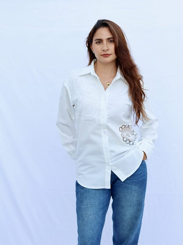 Camisa troquelada bordada