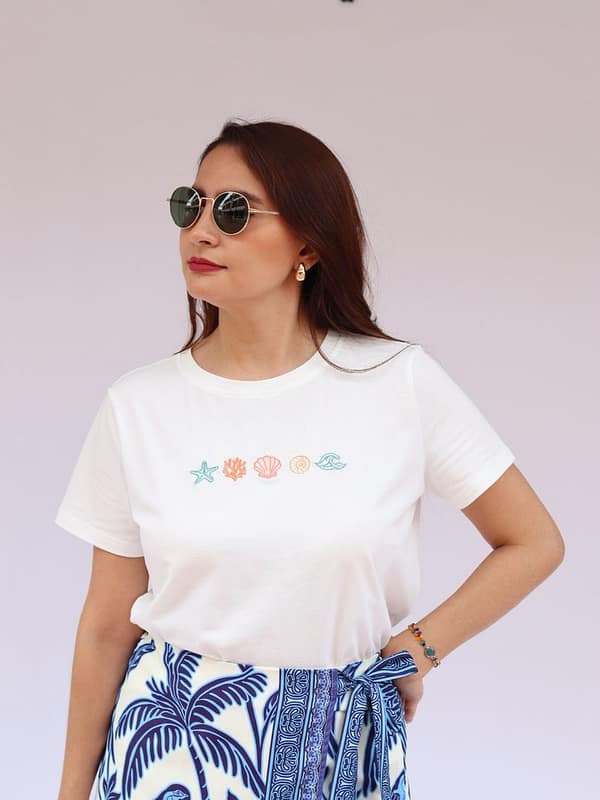 Camiseta blanca con bordados marinos