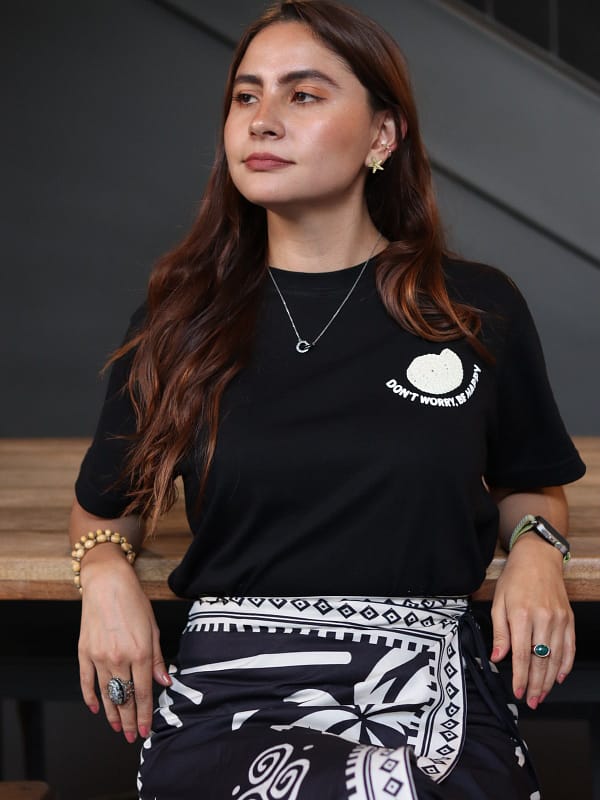 Camiseta negra Don't worry, be happy con caracol tejido a mano