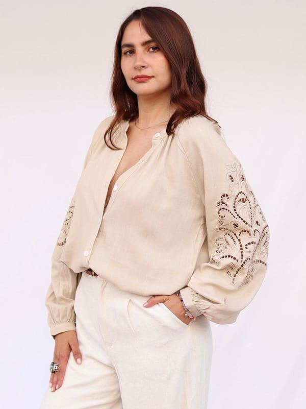 Camisa elegante bordada beige