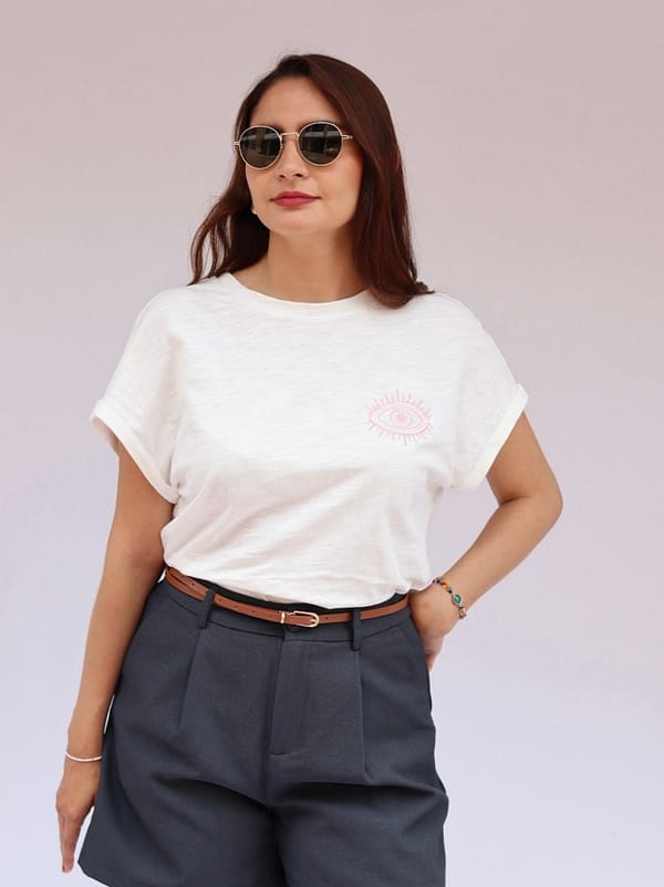 Camiseta blanca ojo bordado rosa