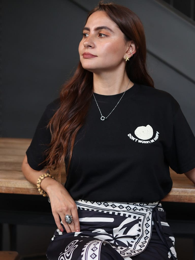 Camiseta negra con caracol tejido a mano, look completo