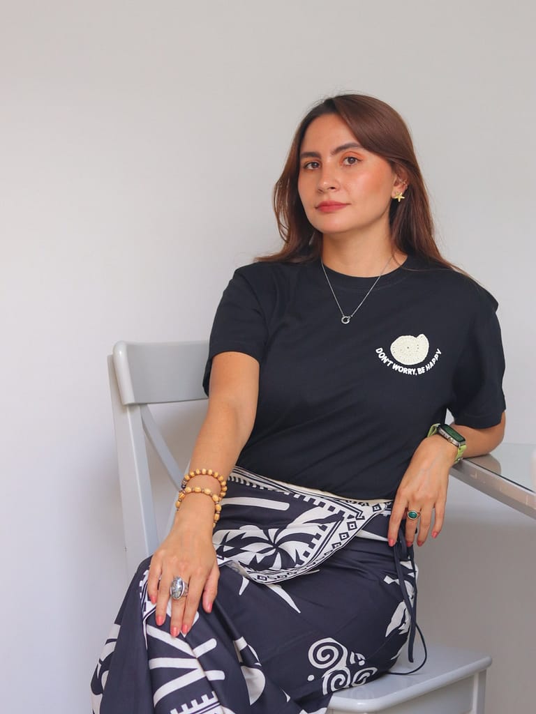 Camiseta negra Don't worry, be happy sobre fondo claro