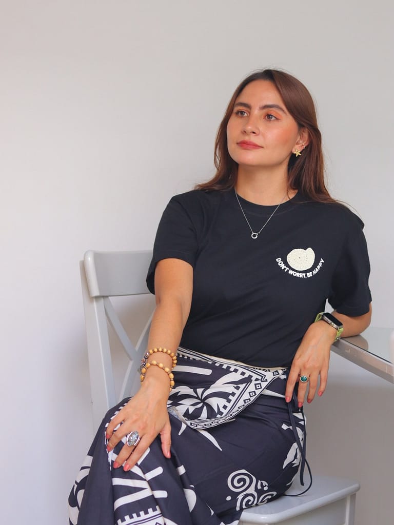 Camiseta negra con caracol en crochet, vista frontal